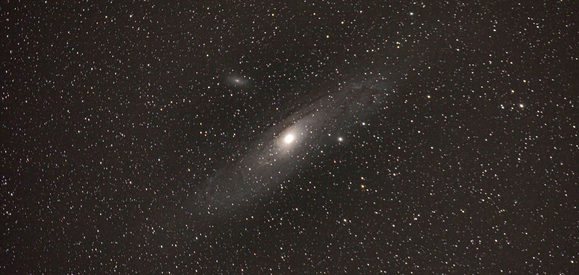 Телескоп Вебба виявив дивні цятки у космосі: що це може бути