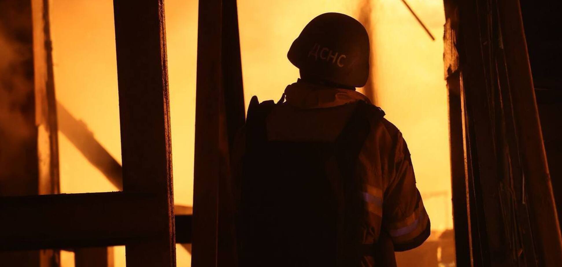 В Кривом Роге вражеские дроны попали в девятиэтажку и предприятие инфраструктуры: произошли пожары