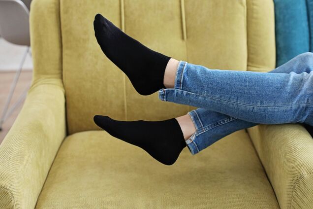 Чому не можна одягати чорні шкарпетки у літак: пояснення стюарда