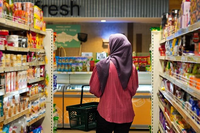 Ілюстративне зображення жінки в супермаркеті