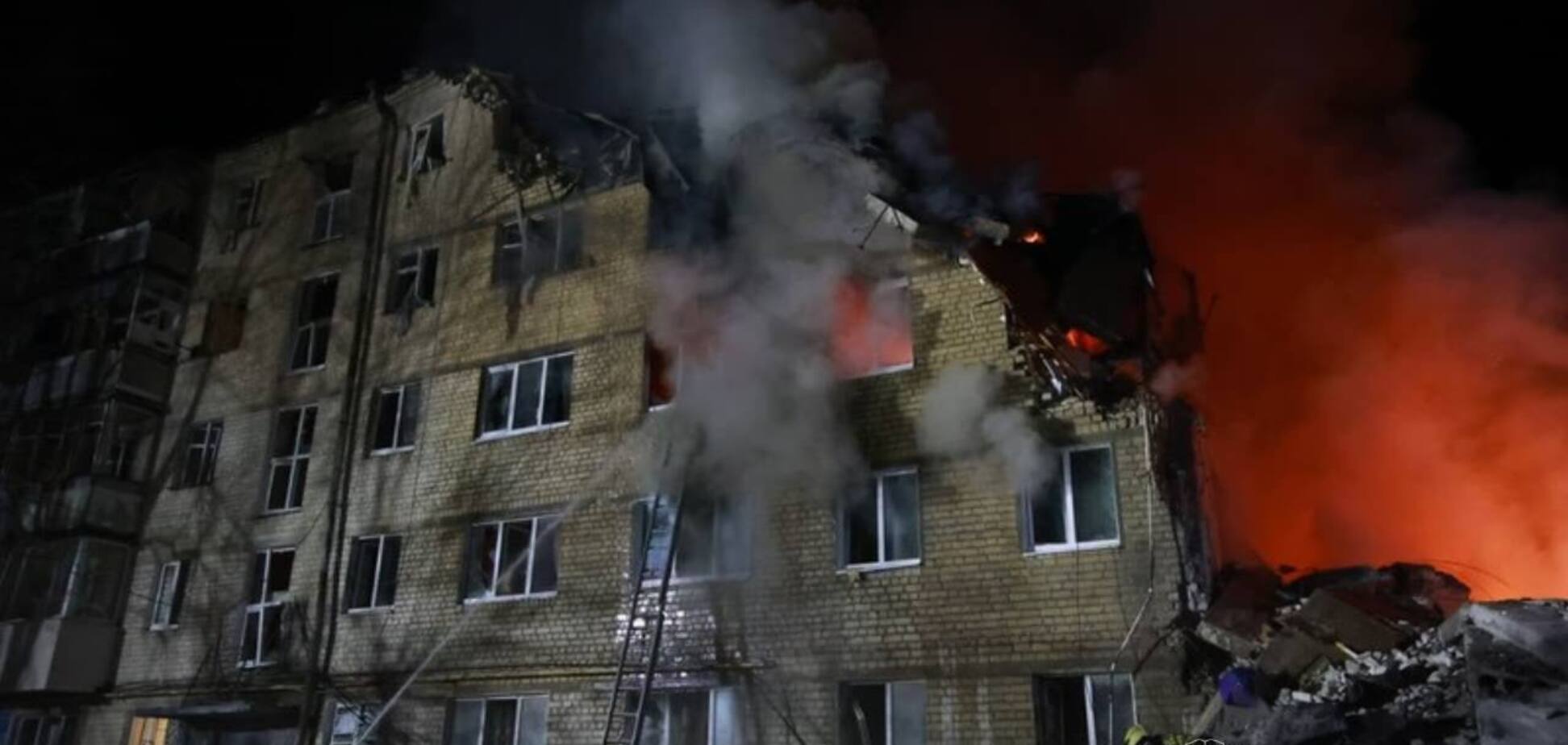 У Харкові російська ракета влучила у багатоповерхівку: з-під завалів дістали загиблих, серед постраждалих є діти. Фото і відео