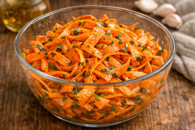 Оригинальный салат из моркови: нарежьте овощ слайсами и добавьте пикантную заправку