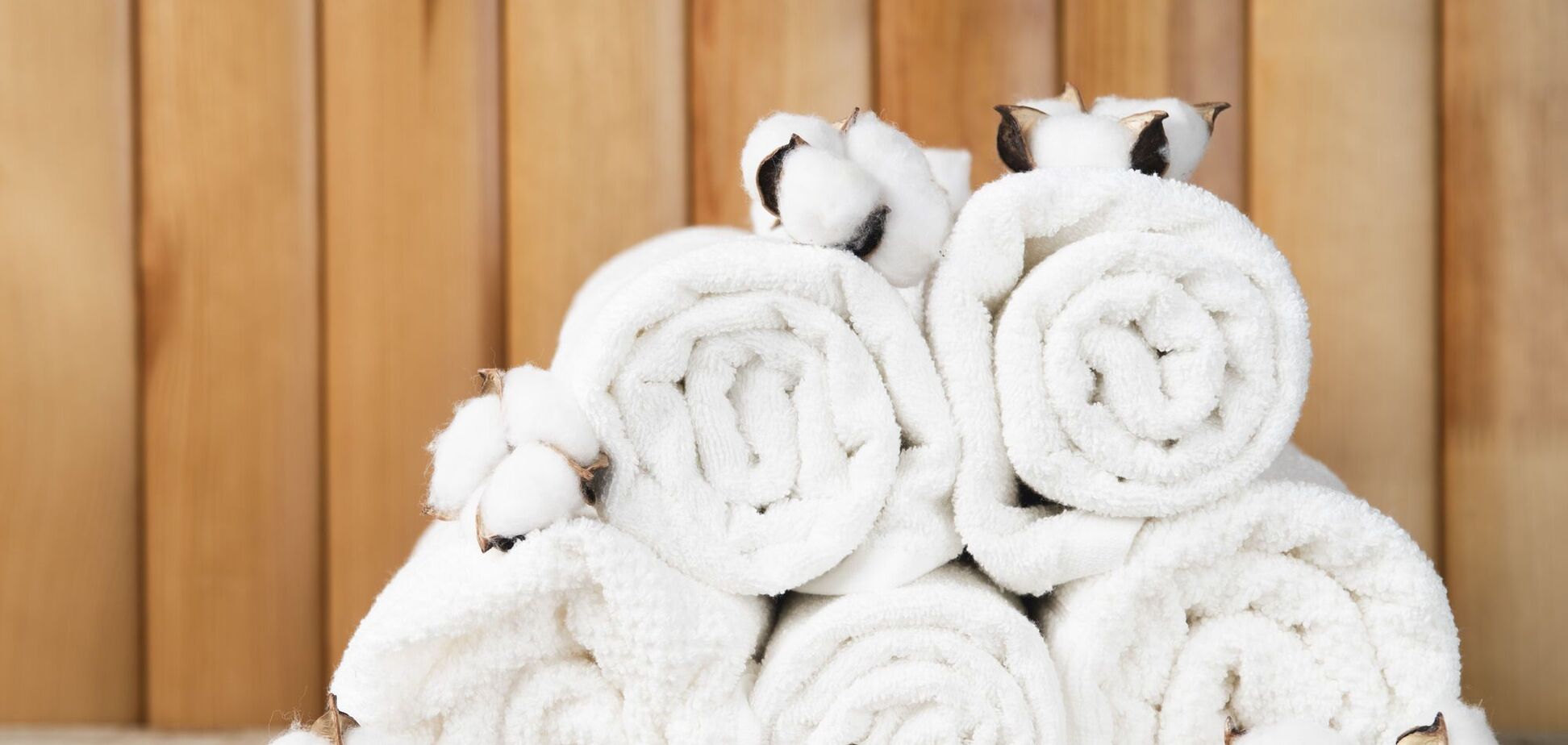 Почему полотенца становятся колючими и имеют неприятный запах: никогда так не делайте