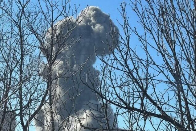 В Донецке после атаки БПЛА пылает склад, где хранились вражеские дроны: столбы дыма достигают неба. Видео