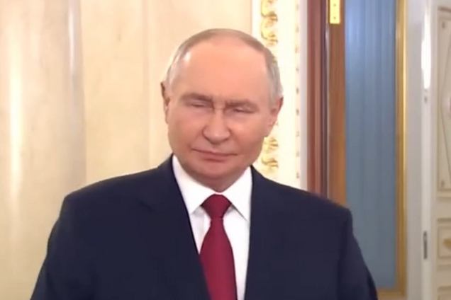 Кремль случайно выставил неотцензурированное поздравление Путина женщинам. Видео