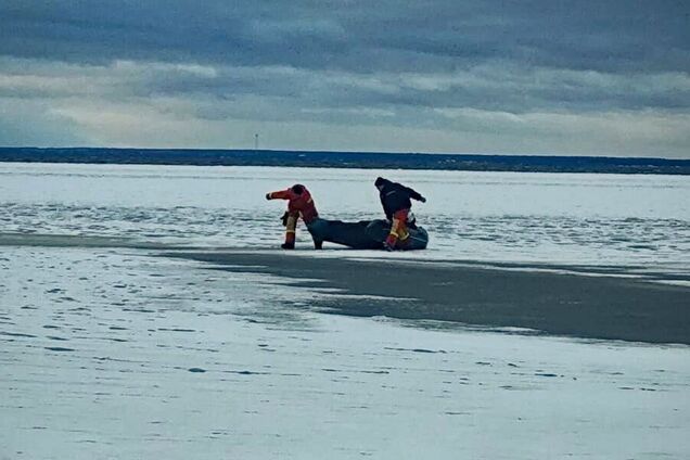'Играть крайне опасно': в Киеве спасатели сняли со льда двух детей