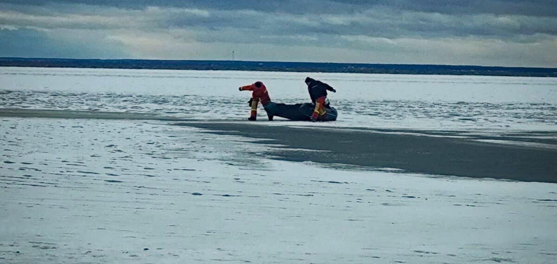 'Гратися вкрай небезпечно': у Києві рятувальники зняли з криги двох дітей