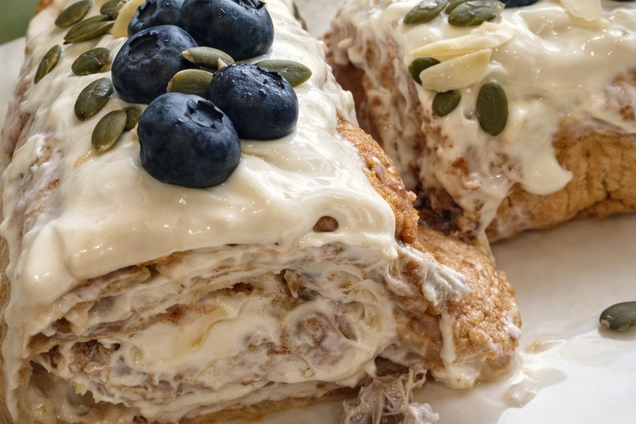 Вкусный яблочный рулет к чаю: не придется вымешивать и раскатывать тесто