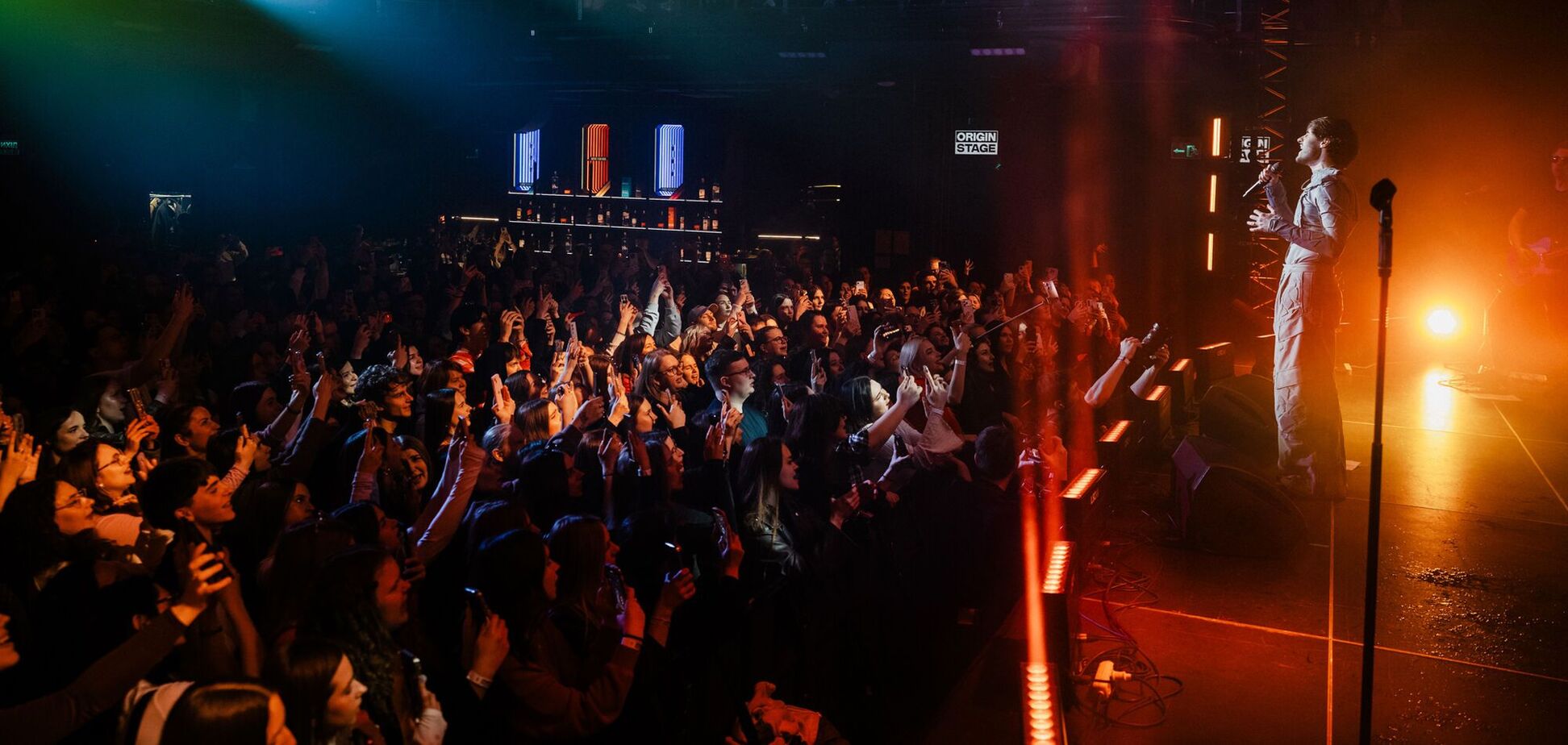 Солдаут и премьера мини-альбома 'Триптих': как прошел сольный концерт KHAYAT