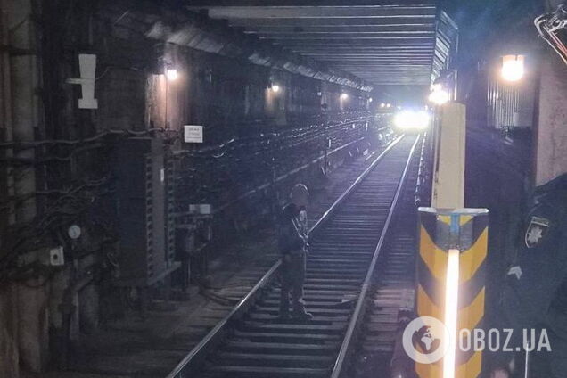 У Києві через пасажира на коліях зупиняли рух потягів метро. Подробиці, фото та відео