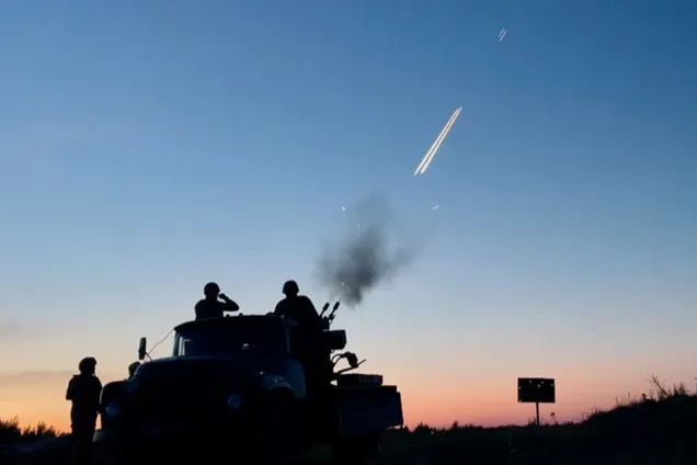 Росія атакувала Україну балістикою і понад сотнею дронів: у низці областей – пожежі й руйнування, є жертви. Фото, відео та всі подробиці