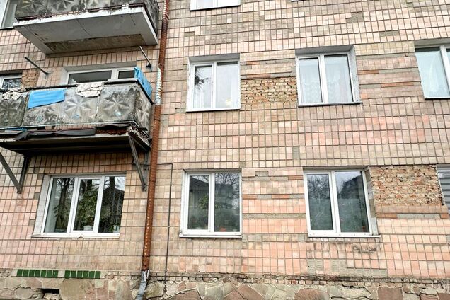 В Ровно 84-летняя женщина выпала со второго этажа во время мытья окон: спасти ее не удалось. Фото