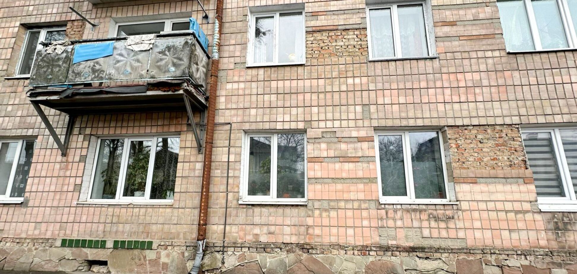 В Ровно 84-летняя женщина выпала со второго этажа во время мытья окон: спасти ее не удалось. Фото