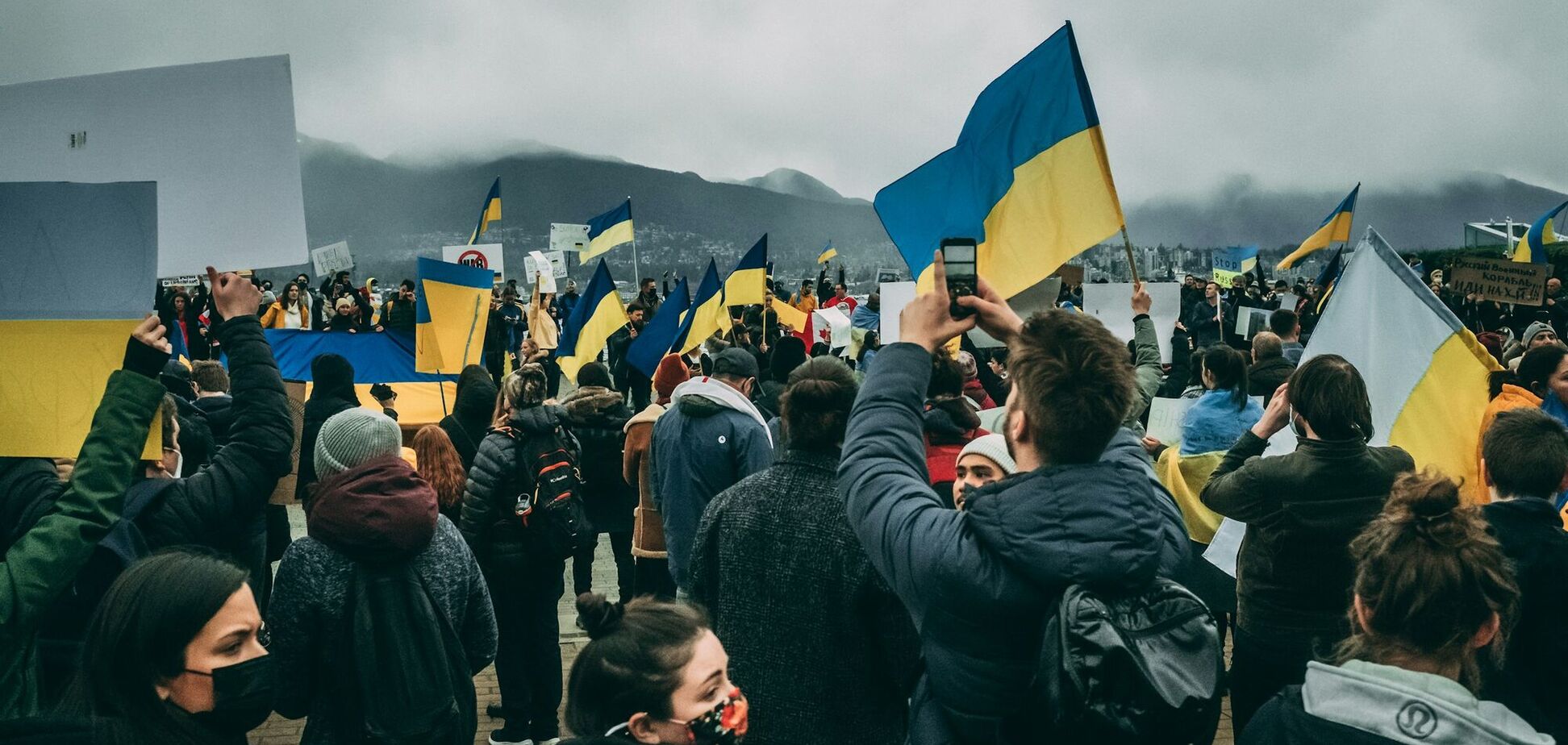 Иллюстрация - украинцы с флагами