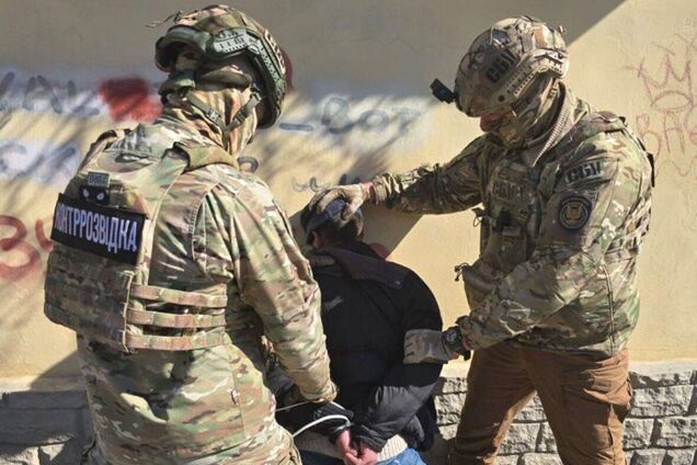 Шукав легких заробітків: українець, який намагався підірвати херсонське ТЦК, отримав вирок суду