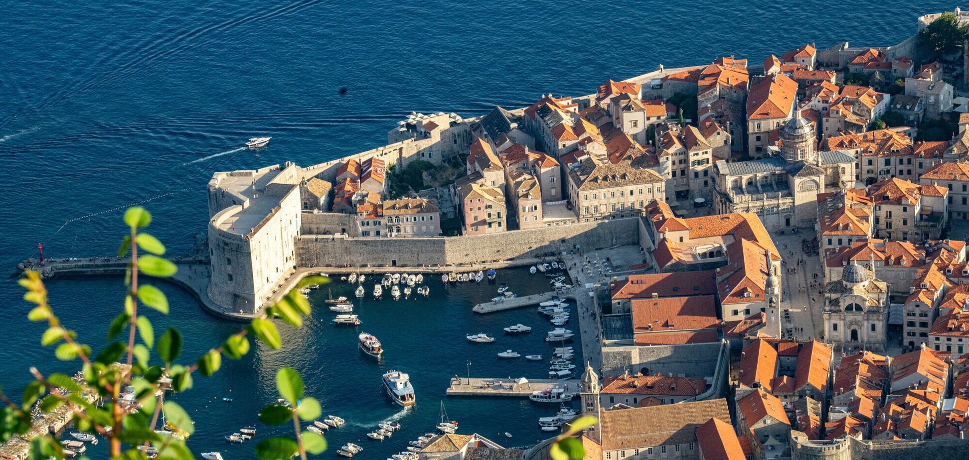 Туристов больше, чем местных: приморский город назвали лучшим в мире