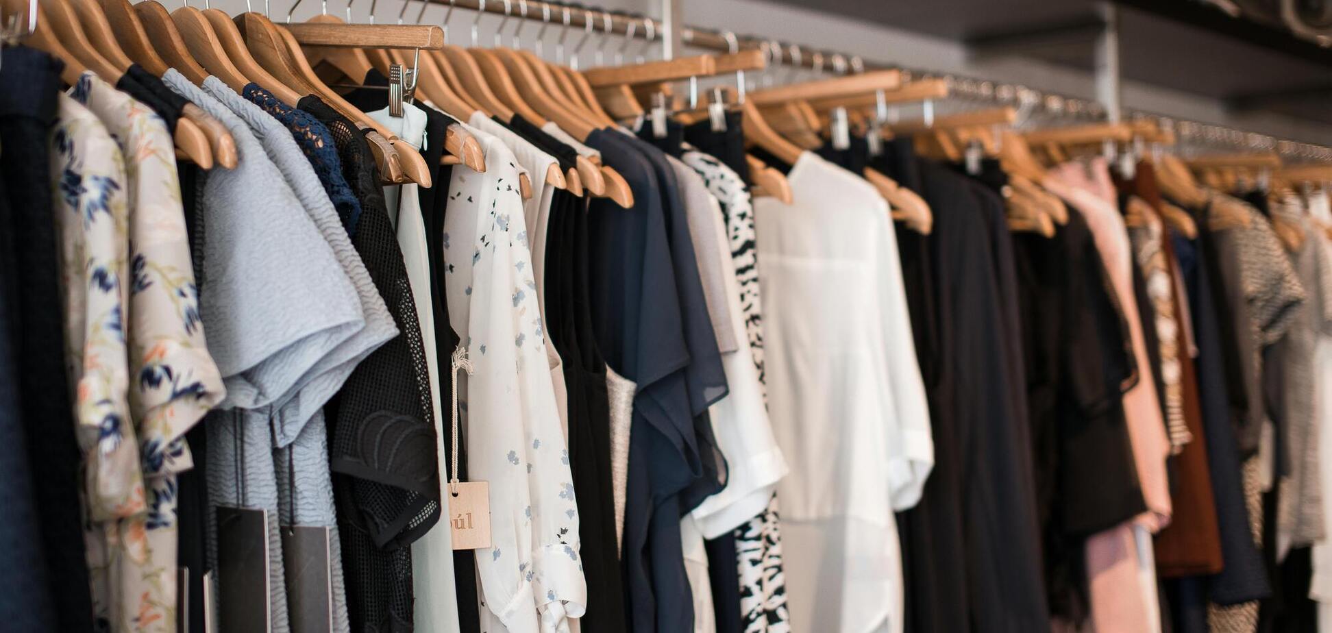 Чому на одязі раптово з’являються жовті плями: ніколи не робіть цієї помилки