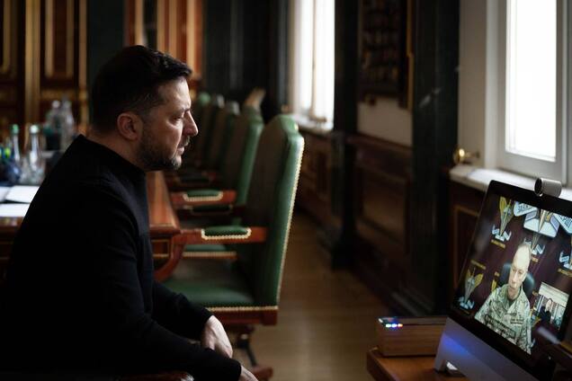 'Ситуація на фронті доволі напружена': Зеленський заслухав доповідь Сирського і 'анонсував' дипстрайки