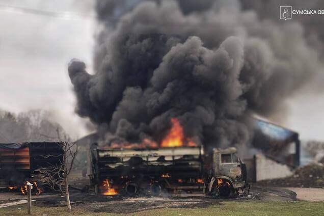 Росія атакувала цивільне підприємство на Сумщині: сталась пожежа, постраждали троє людей. Фото