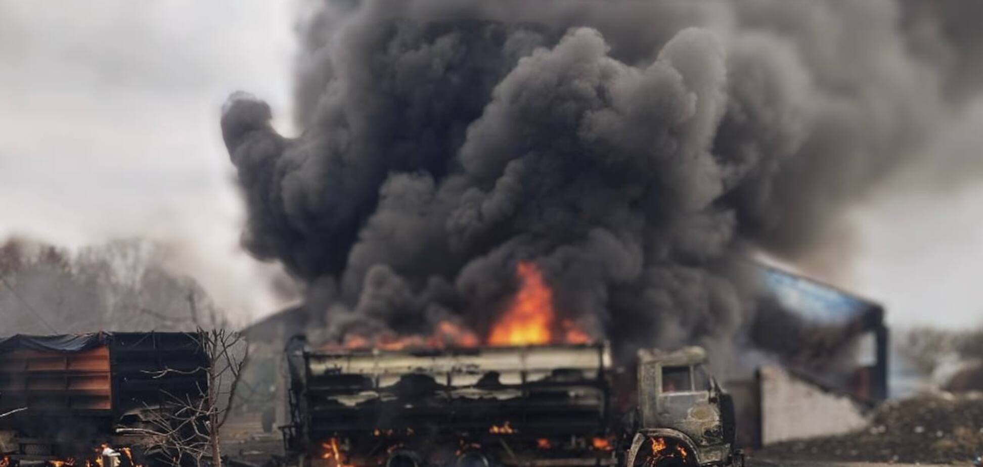 Росія атакувала цивільне підприємство на Сумщині: сталась пожежа, постраждали троє людей. Фото