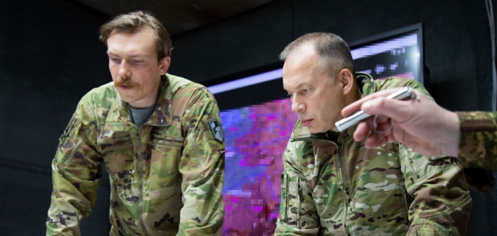 Відбивають під три сотні атак за тиждень: Сирський відвідав штаб 'Азову' на Покровському напрямку. Фото