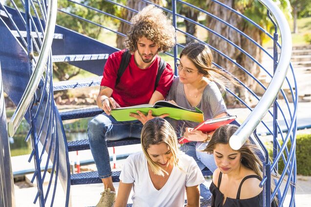 Обучение 6 дней в неделю, час обеда и постоянные забастовки: интересные факты о школах в Италии, которые могут вас удивить