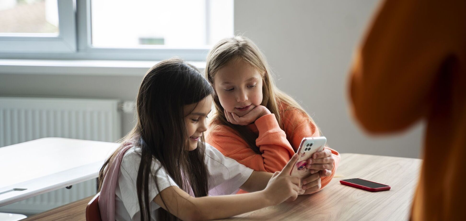 'Начните со взрослых!' Директор школы в Киеве выступила против запрета телефонов на уроках