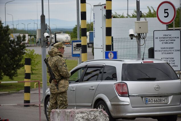 Ілюстрація - прикордонник перевіряє авто