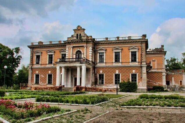 Оккупанты коварно уничтожили дворец Харитоненко на Сумщине. Фото, видео