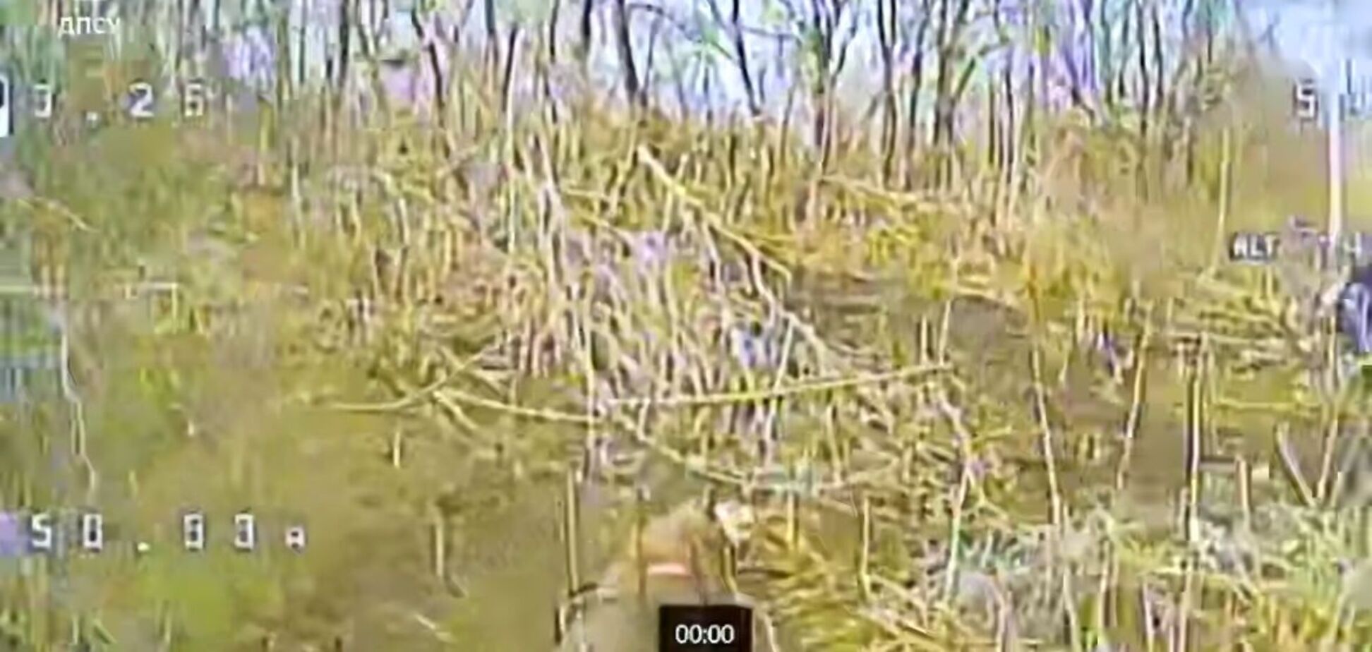 Оккупант покинул подбитый квадроцикл и спрятался в кустах, но это его не спасло: в ГПСУ показали 'охоту'. Видео
