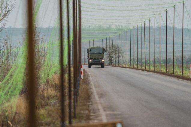 Защита логистических маршрутов: в Донецкой области разворачивают дополнительные антидронные конструкции. Видео