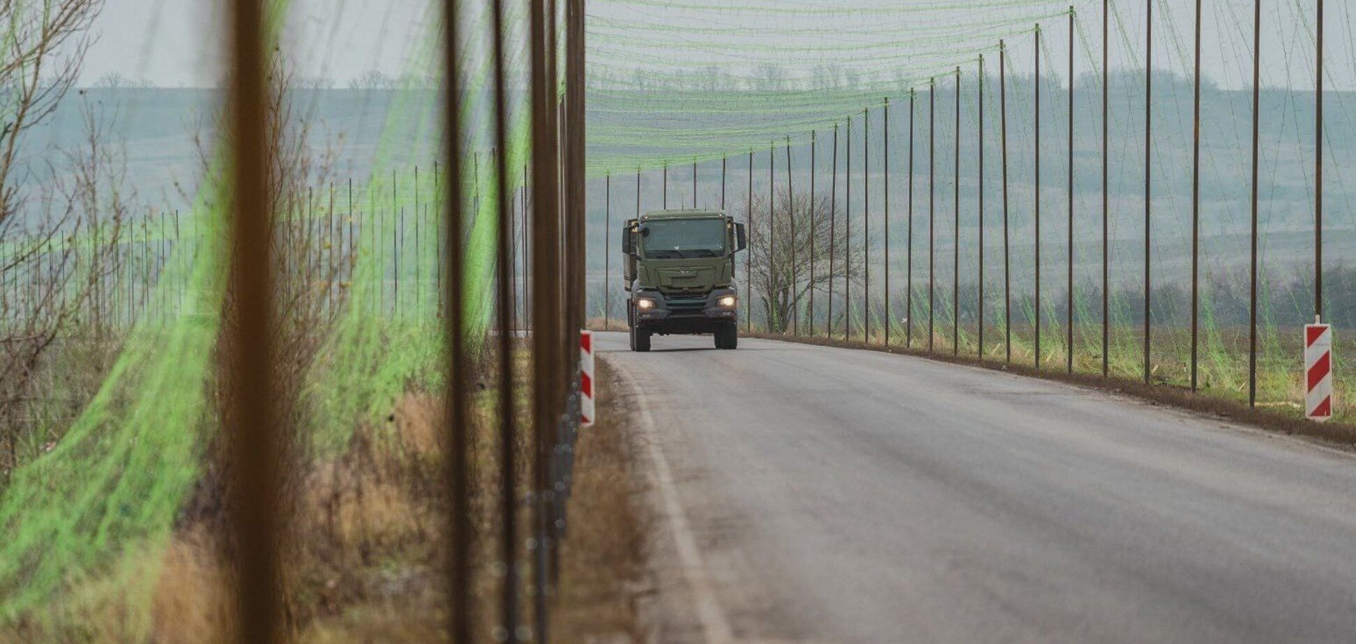 Захист логістичних маршрутів: на Донеччині розгортають додаткові антидронові конструкції. Відео