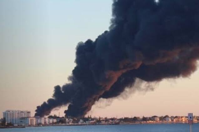 В окупованій Феодосії після атаки дронів третю добу горить нафтобаза. Супутникові знімки