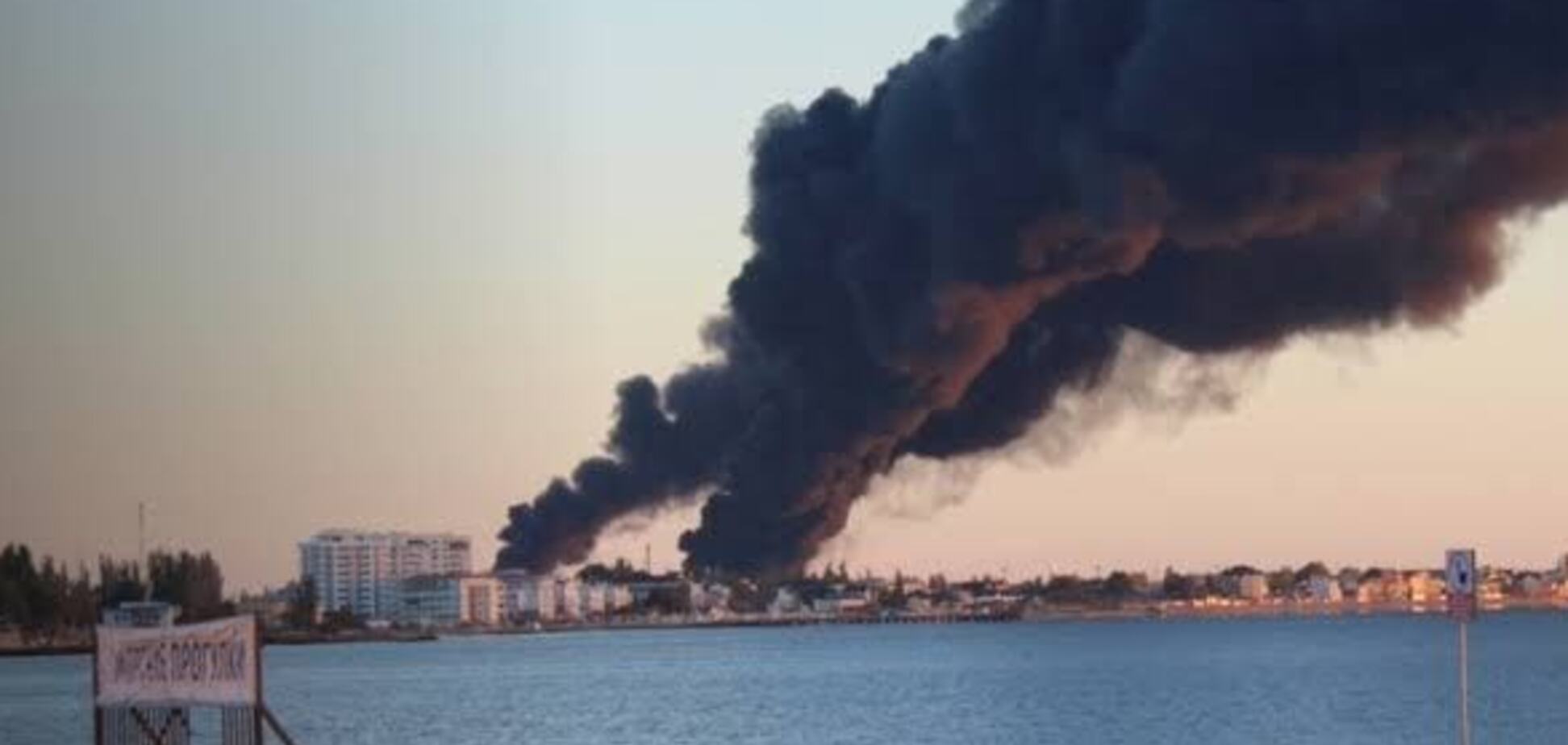 В окупованій Феодосії після атаки дронів третю добу горить нафтобаза. Супутникові знімки