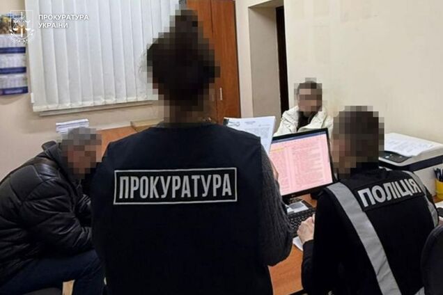 Оперативна фотографія: співробітники правоохоронних органів розмовляють з особою, яка підозрюється у вчиненні правопорушення