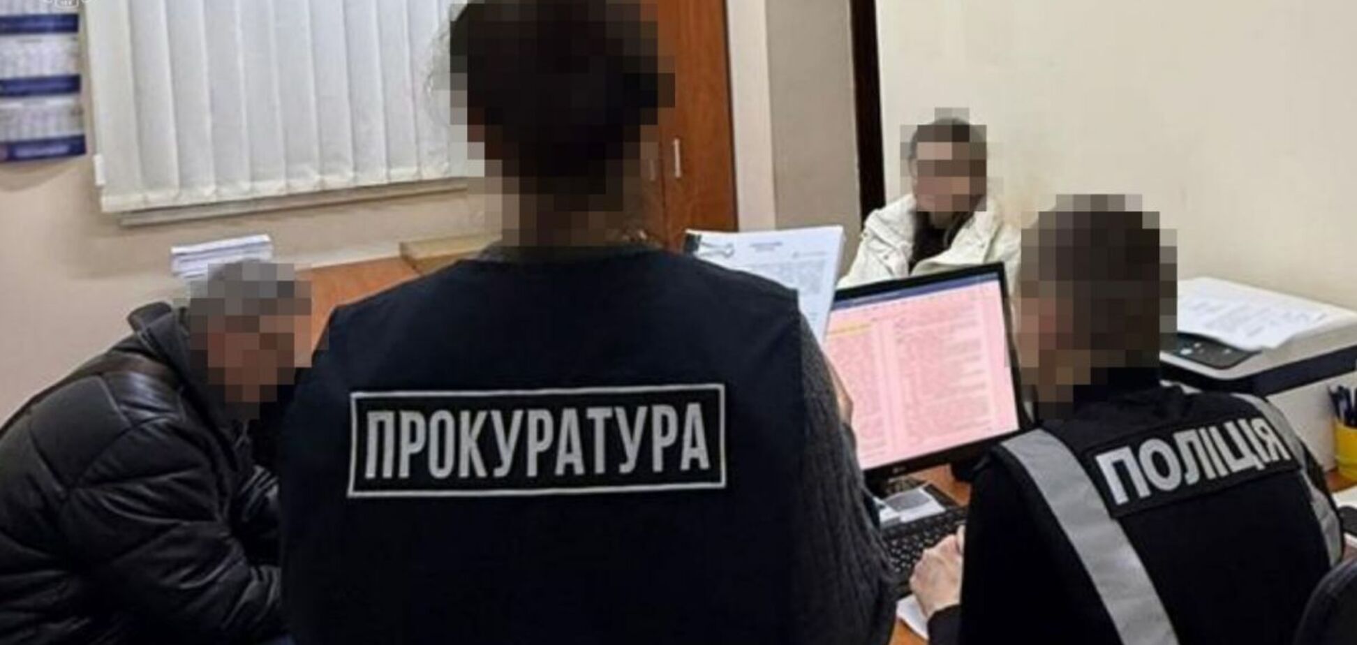 Оперативна фотографія: співробітники правоохоронних органів розмовляють з особою, яка підозрюється у вчиненні правопорушення