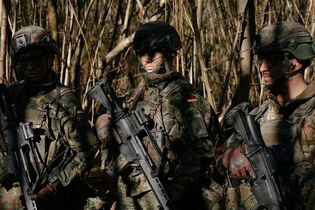 У Німеччині призупинили дію скандальної норми про виїзд чоловіків за кордон, але є нюанс