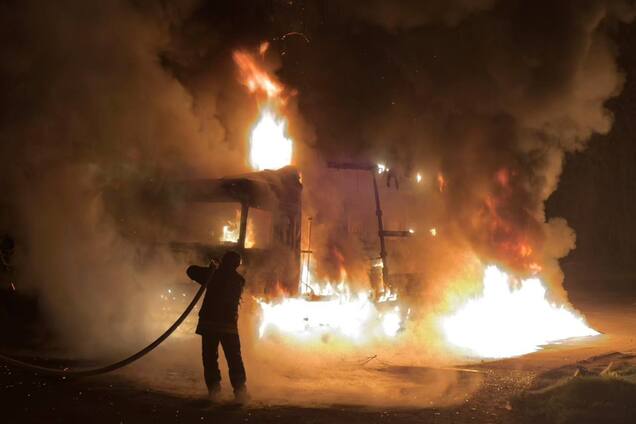 Окупанти вдарили по Нікополю: горіли вантажівки, загинув водій. Фото