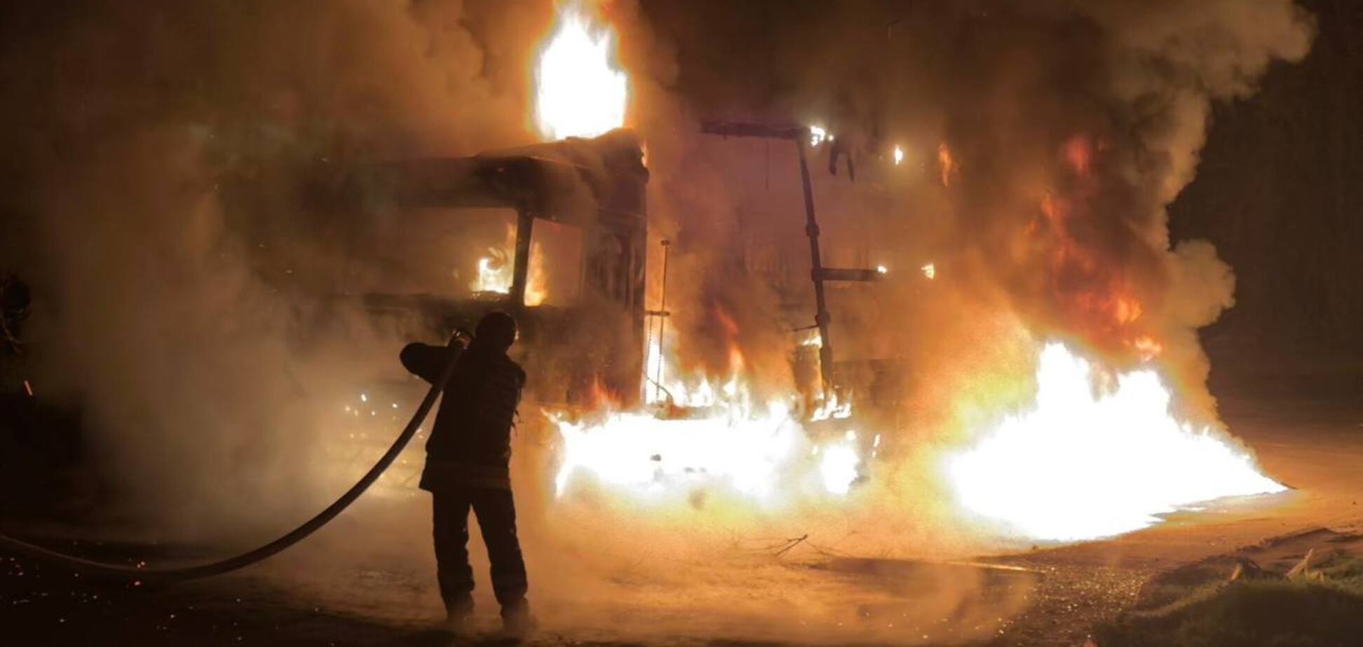 Окупанти вдарили по Нікополю: горіли вантажівки, загинув водій. Фото