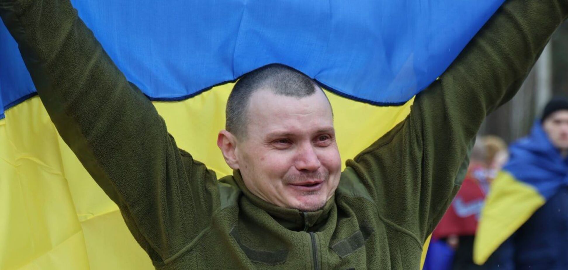 Большинство были в плену с 2022 года: в Украину накануне Пасхи вернулись почти две сотни защитников и гражданских. Фото