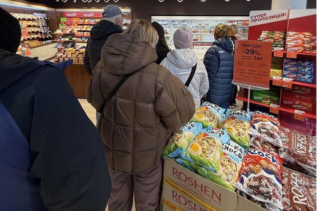 Змітають за хвилини: в Україні знову ажіотаж на паски від 'Рошен'. Фото, відео