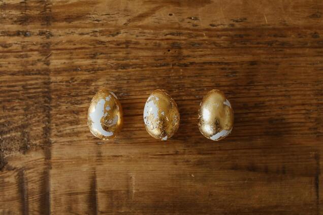 Как сделать трендовые пасхальные яйца на Пасху за 10 минут: инструкция по окрашиванию поталью