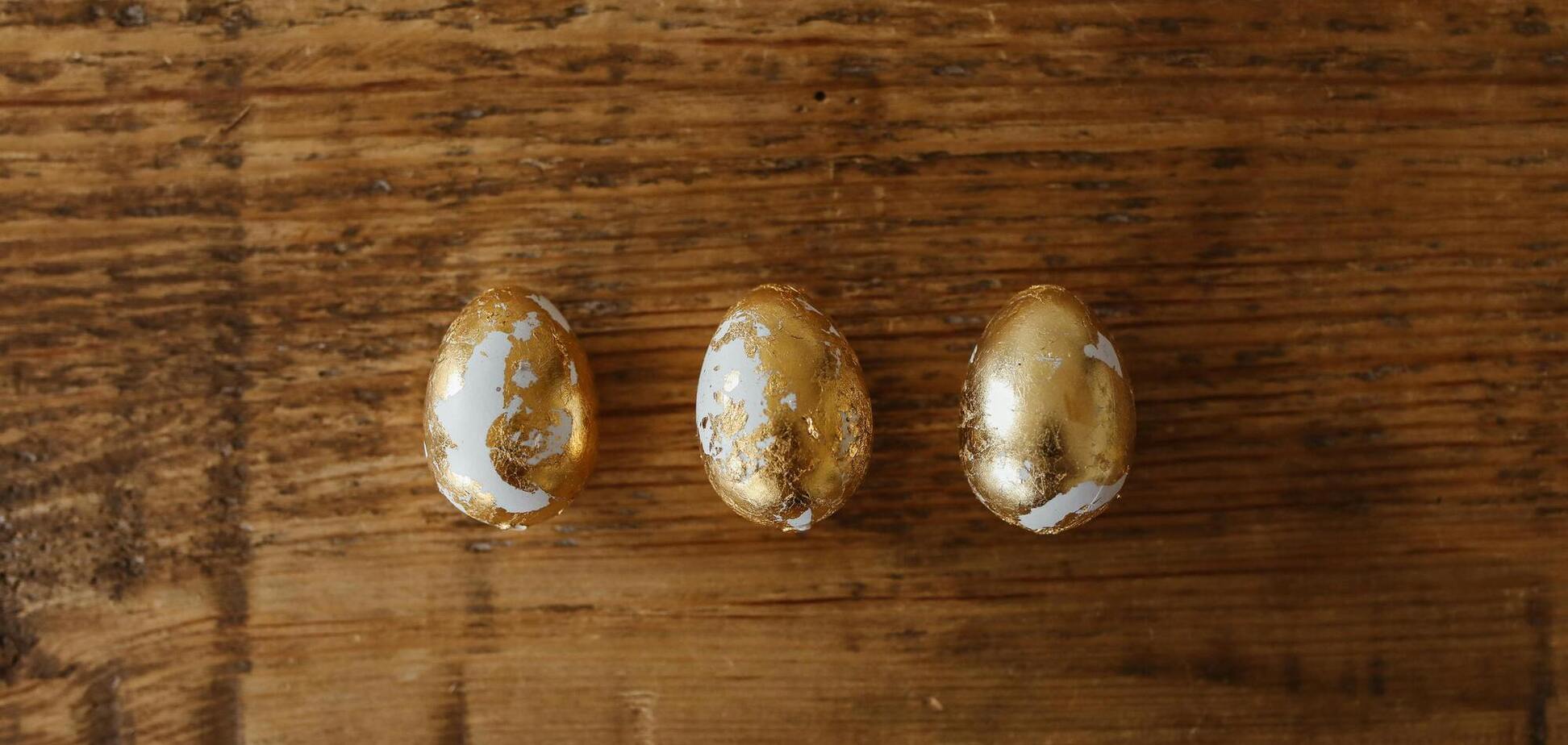 Как сделать трендовые пасхальные яйца на Пасху за 10 минут: инструкция по окрашиванию поталью