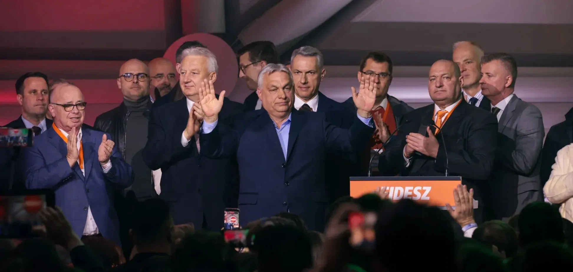 Кінець епохи Орбана: чинний прем'єр Угорщини привітав лідера опозиції з перемогою на виборах