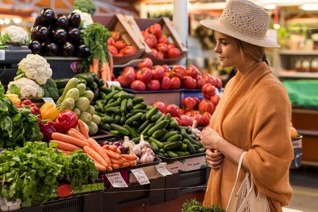 Иллюстрация - женщина в супермакете