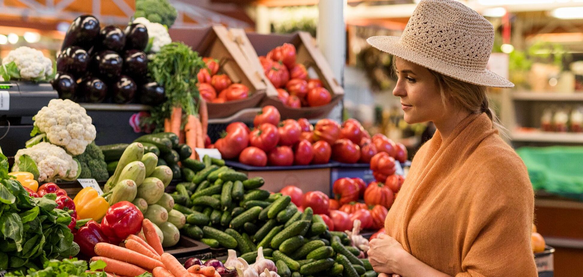Иллюстрация - женщина в супермакете