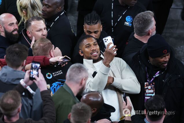 Робив увесь час. На камеру потрапила дивна поведінка Джошуа під час бою Ф'юрі – Махмудов. Відео