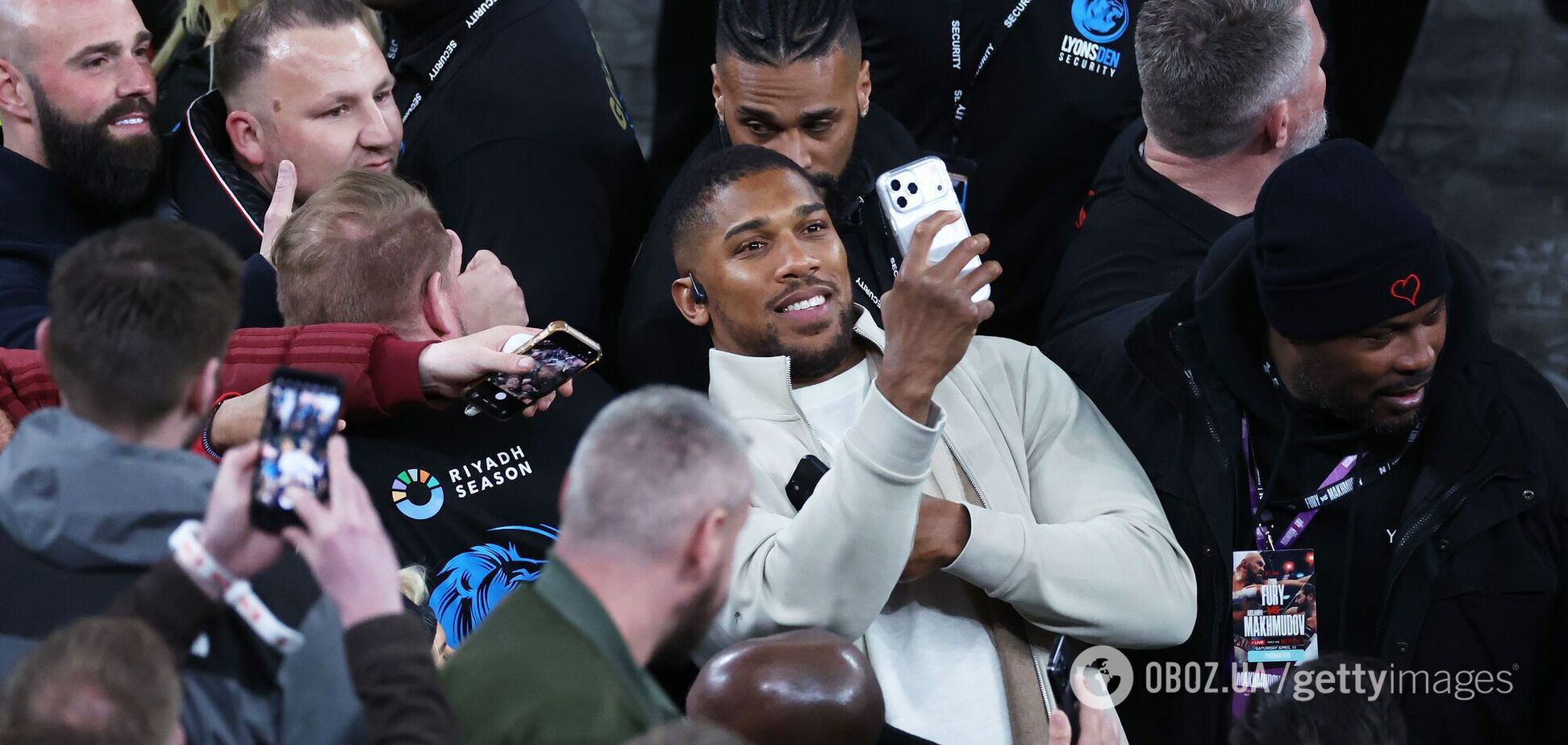 Робив увесь час. На камеру потрапила дивна поведінка Джошуа під час бою Ф'юрі – Махмудов. Відео