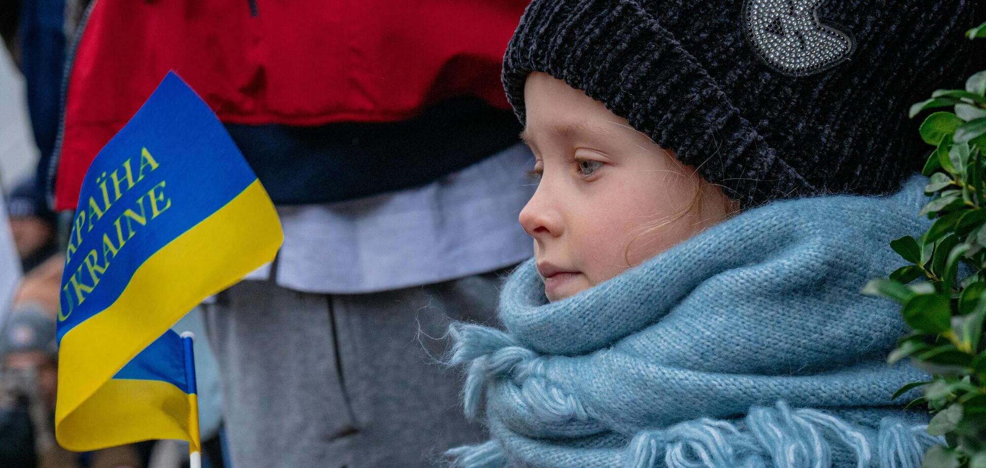 Иллюстрация - девочка с флажком Украины