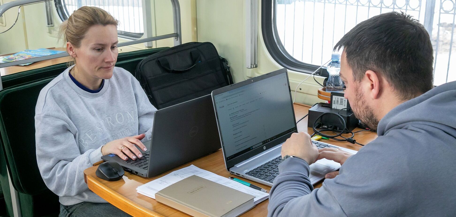 Ілюстрація - пасажири Укрзалізниці з ноутбутками